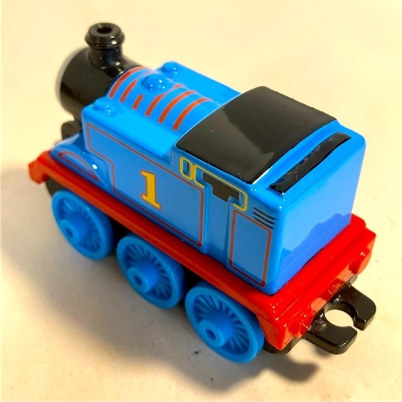 Four Thomas Engines and a Box Car - Picture 5 of 10